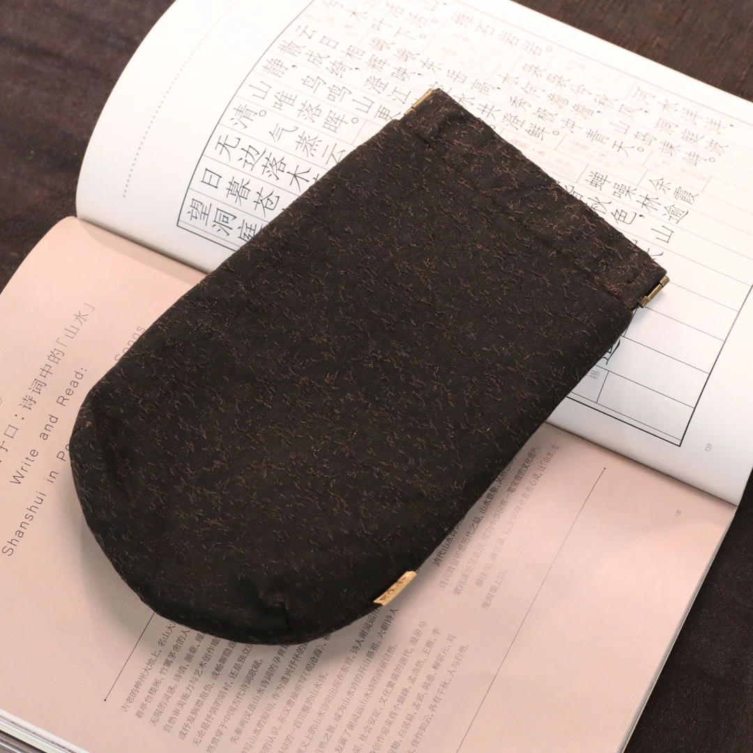 【小田甄陶】<蔓草纹>加长款香云纱弹口袋20*12cm（慢蓝S0898）