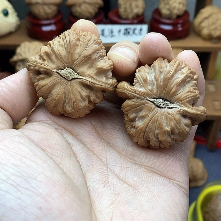 文玩核桃吊坠心****?42左右白狮子福利价