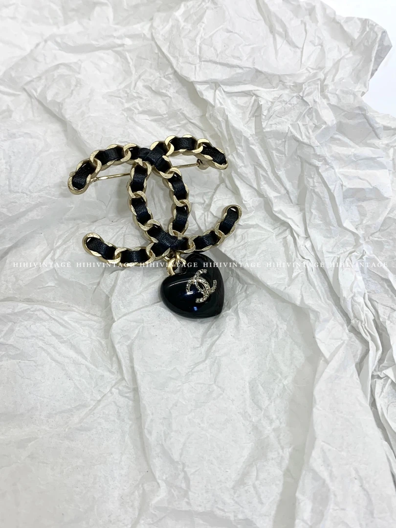 99新 Chanel/香奈儿 21P黑金皮穿爱心镶钻吊坠胸针5973513JL