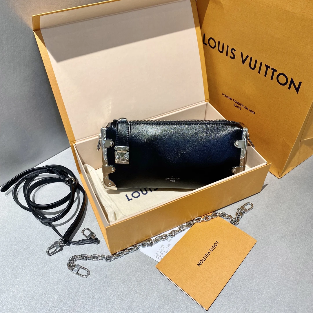 95新 LouisVuitton/路易威登 LV  新款黑银trunk软盒包单肩斜挎包