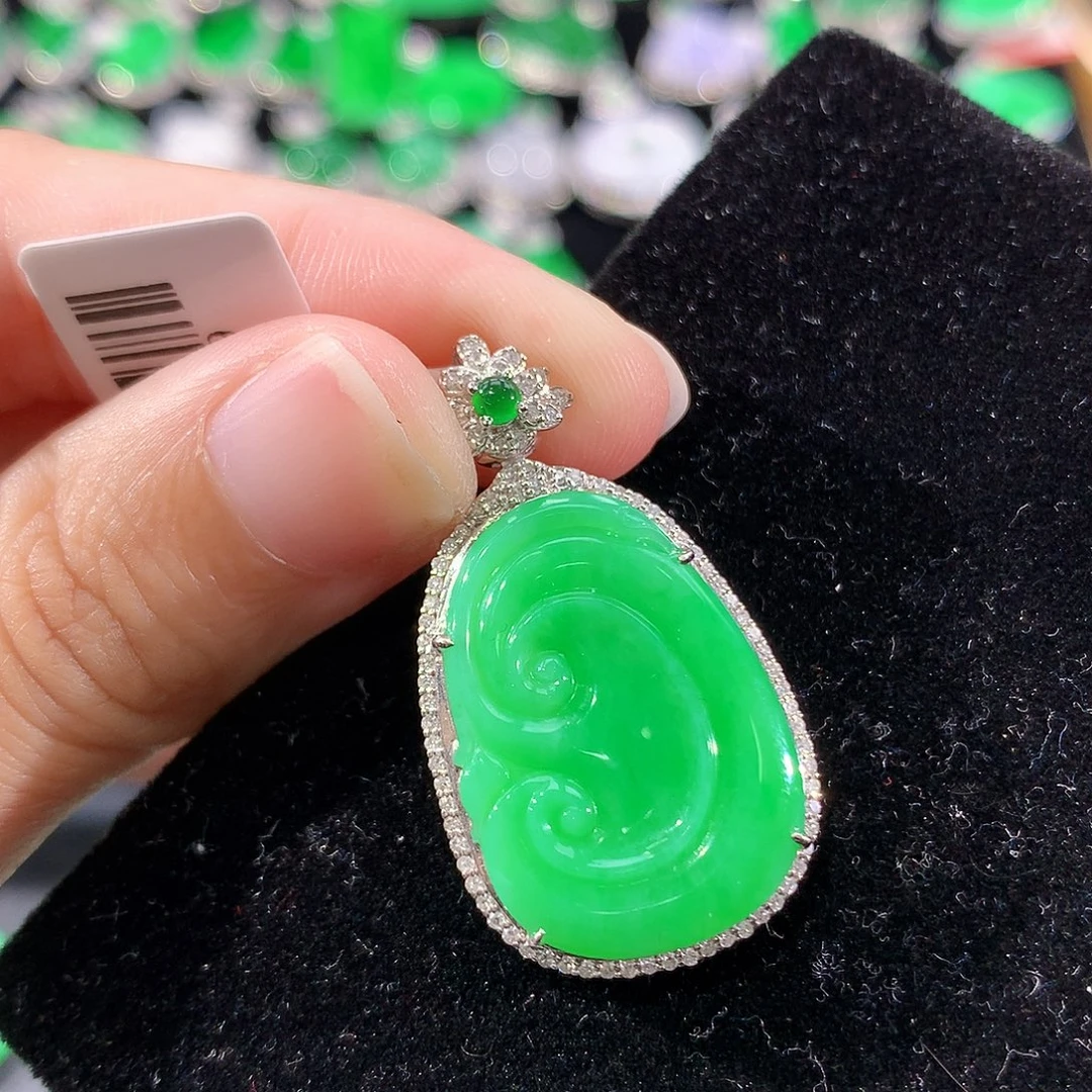 翡翠18K金镶嵌颈饰