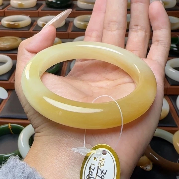 精品亮糖暖白和田玉手镯