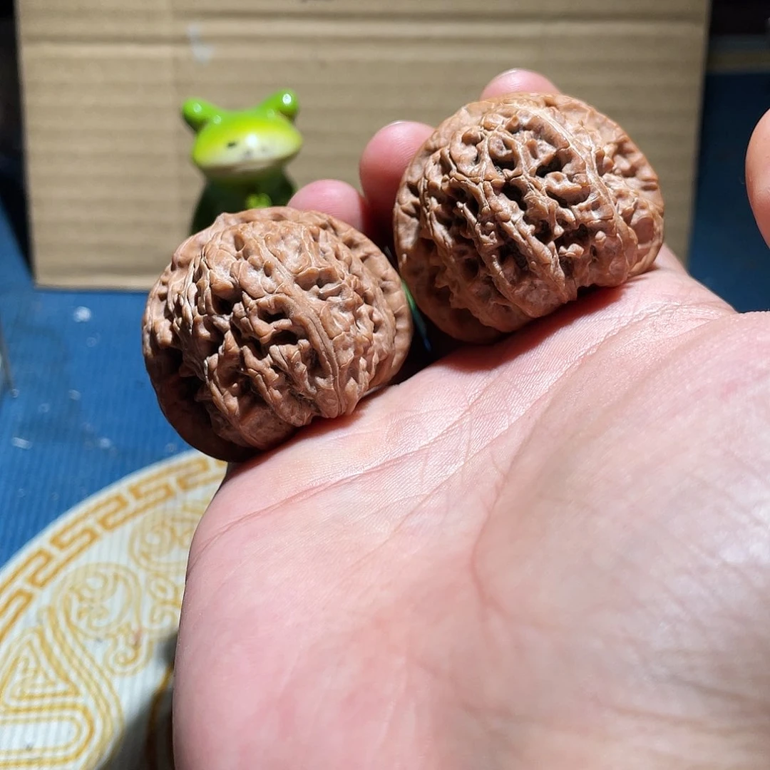 文玩核桃吊坠三角白