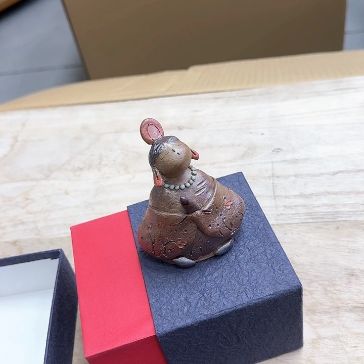 见**郁瓷器。