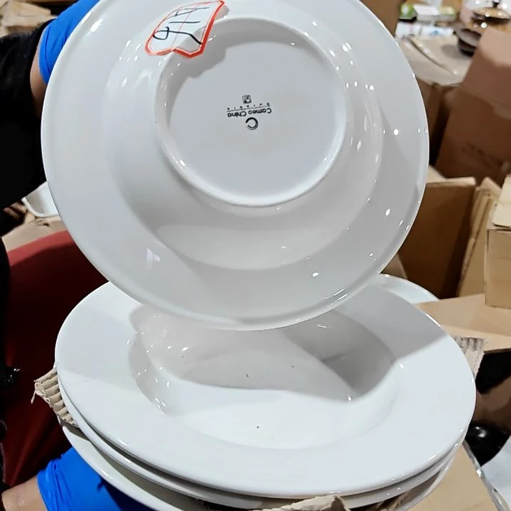 盘子碗茶壶啥都有