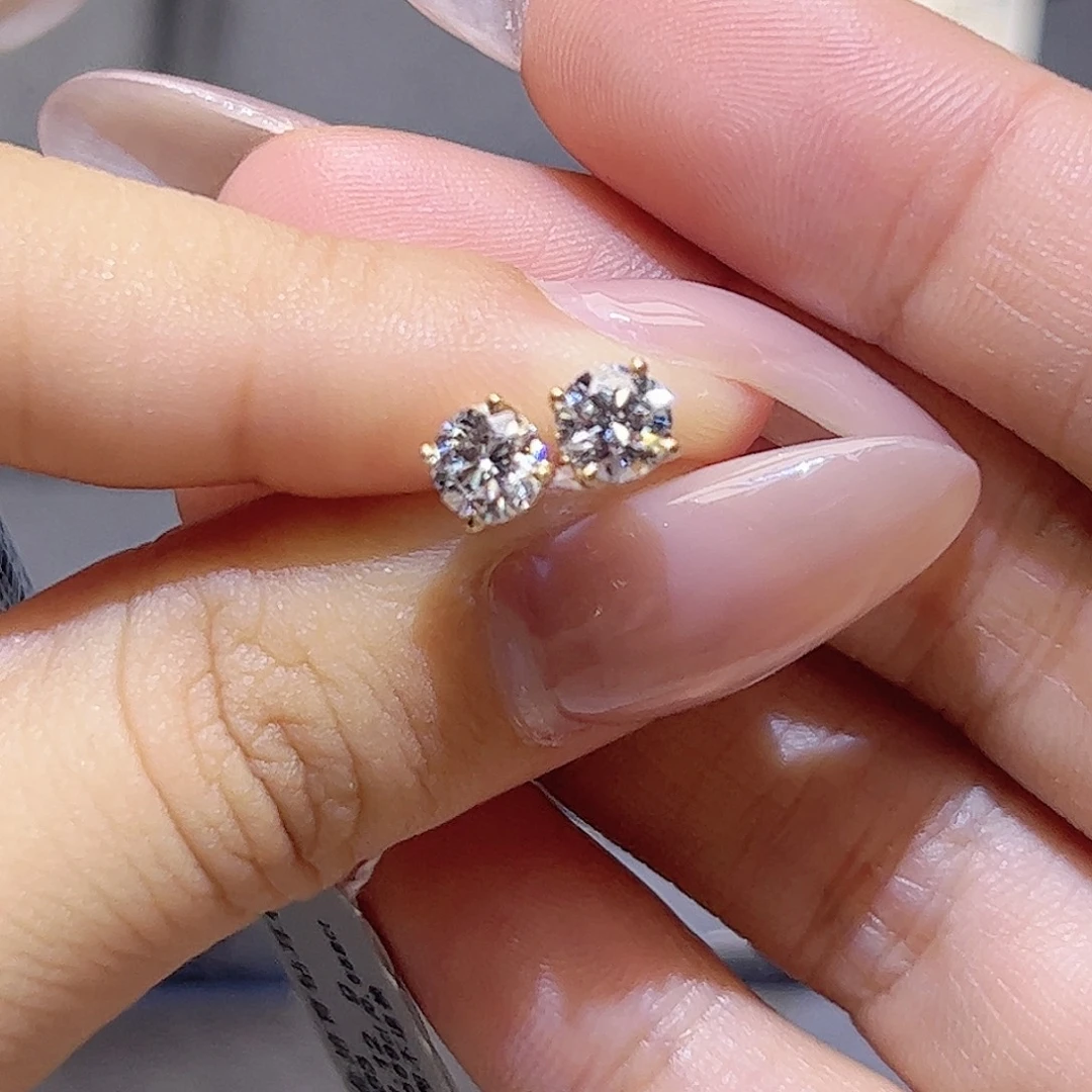 18K金镶嵌实验室培育钻石耳饰K黄，单颗50分