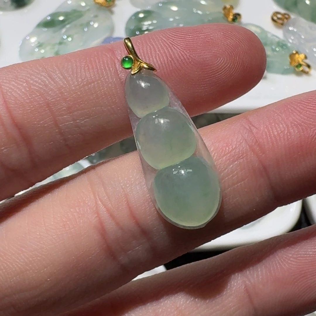 翡翠18K金镶嵌颈饰豆子