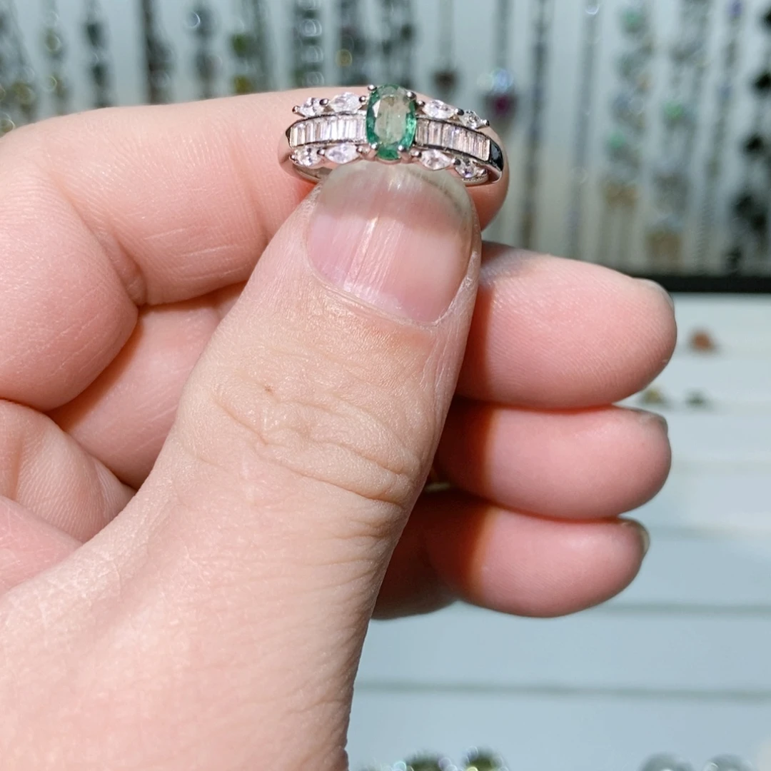 绿水晶戒指银S925镶嵌摩****豆