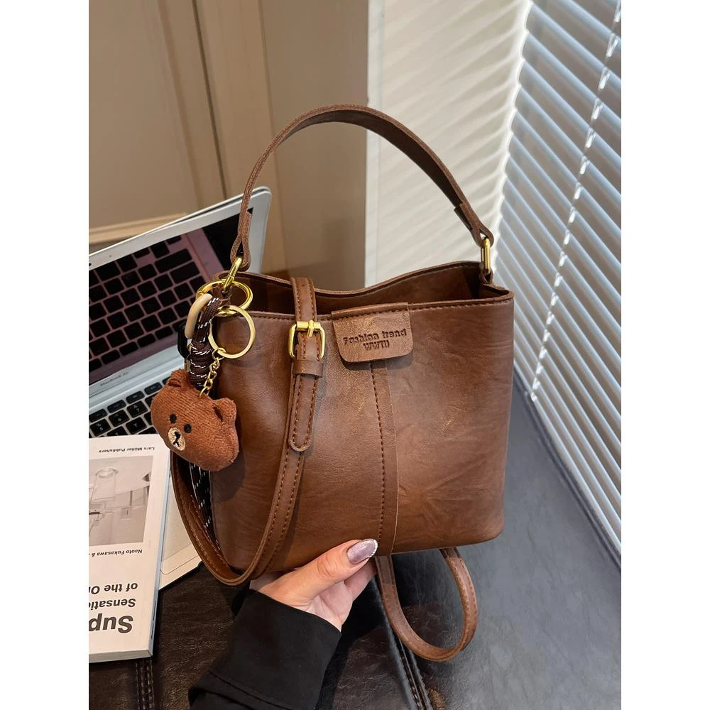 流行爆款手提水桶包女2025秋冬新款时尚覆古单肩包日常通勤斜挎包