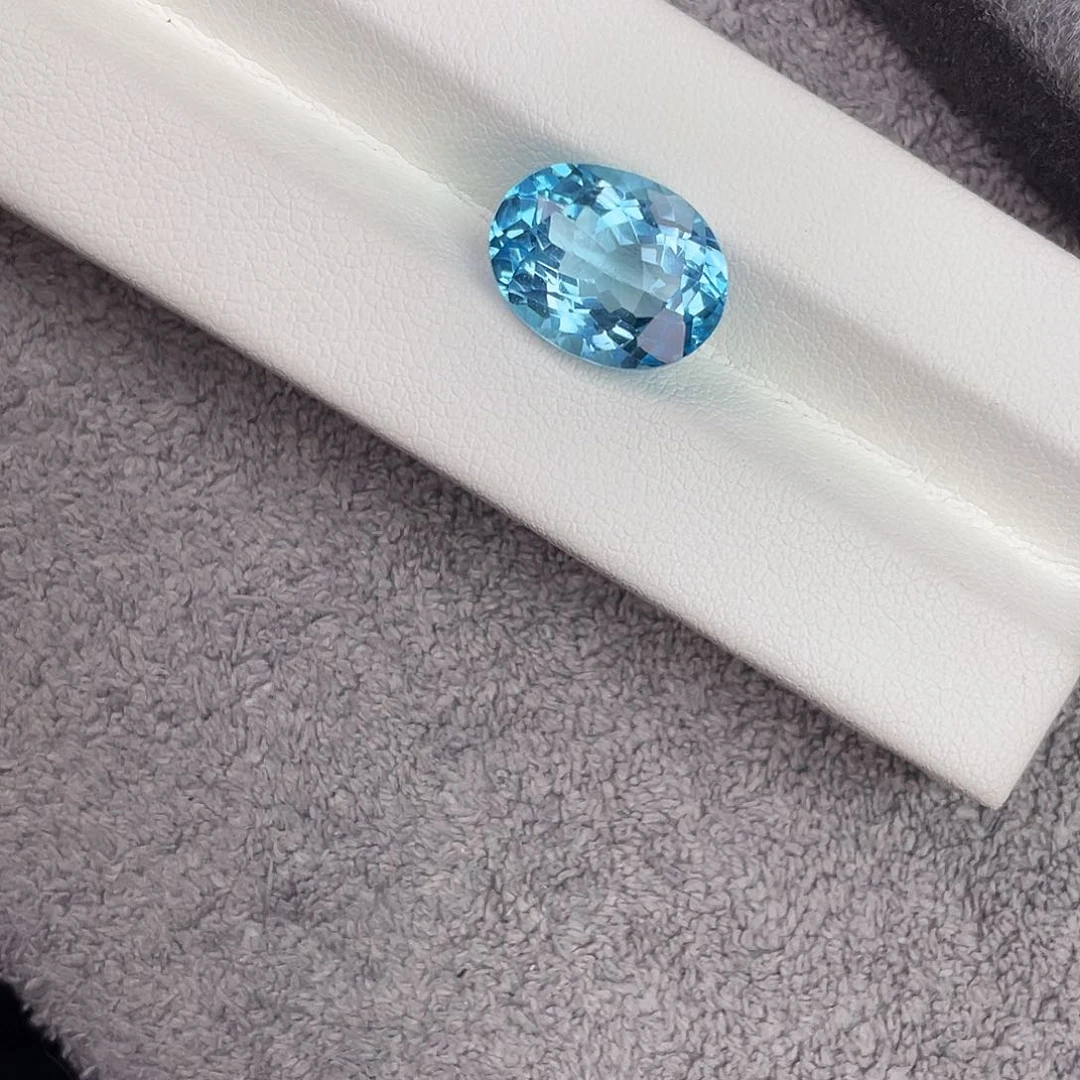 托帕石裸石未镶嵌10.99Ct。