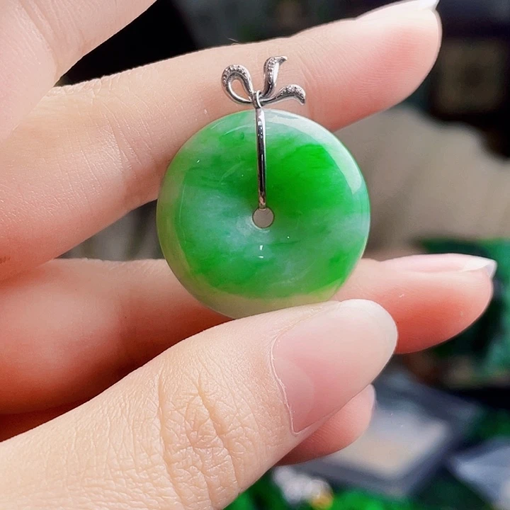 翡翠18K金镶嵌颈饰多样性