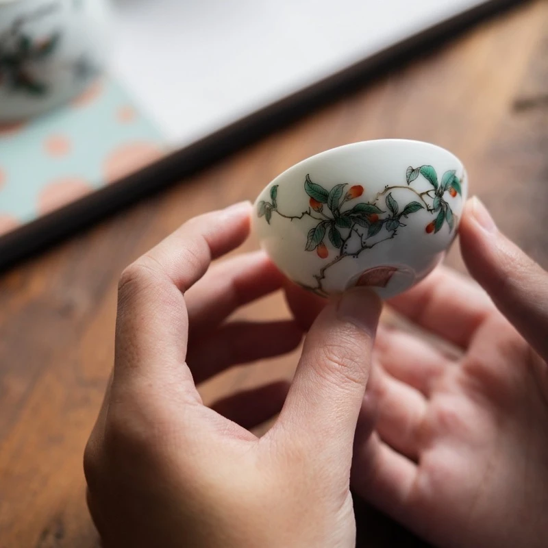 景德镇手作. 艺林堂五彩枸杞小卧足杯