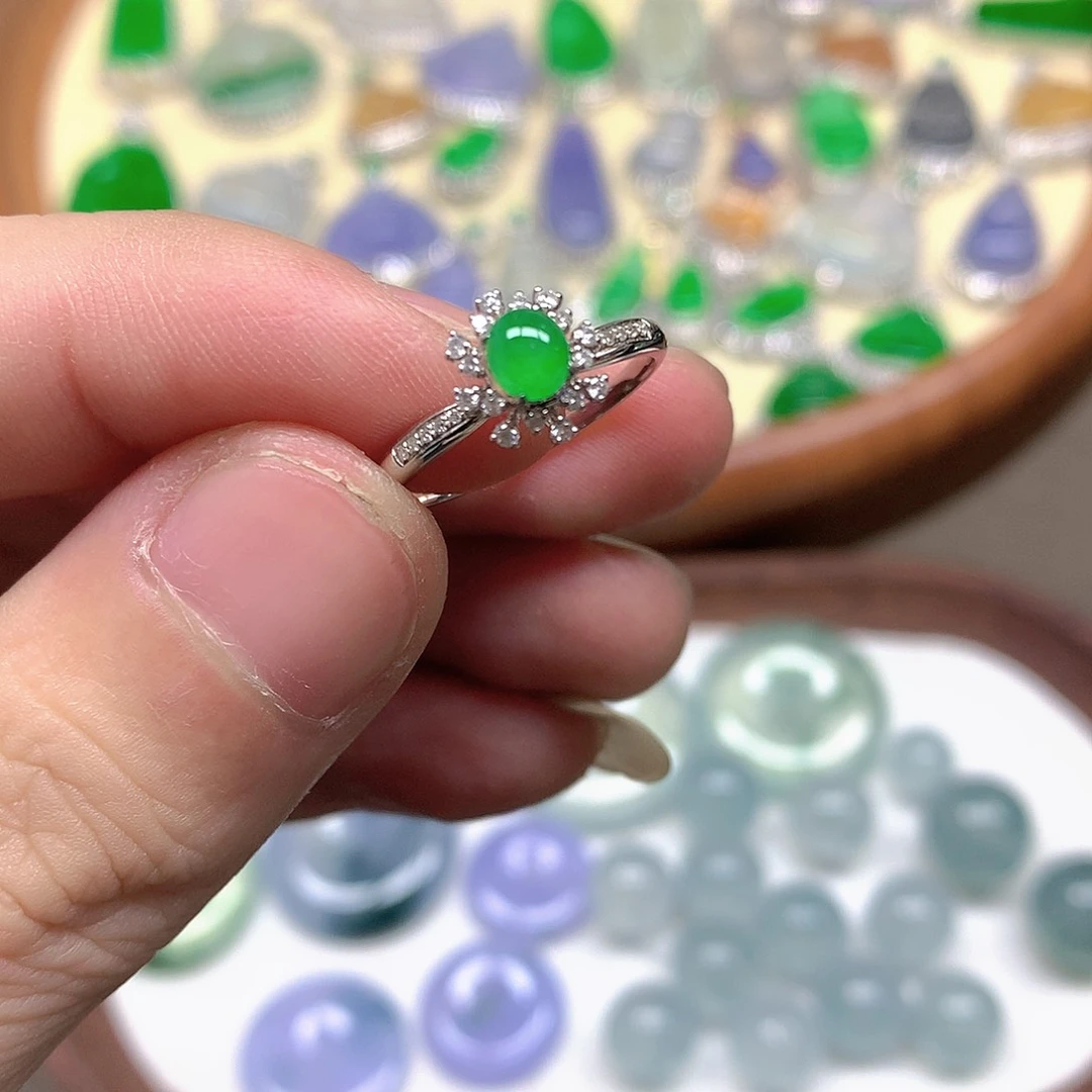 翡翠颈饰18K金镶嵌戒指