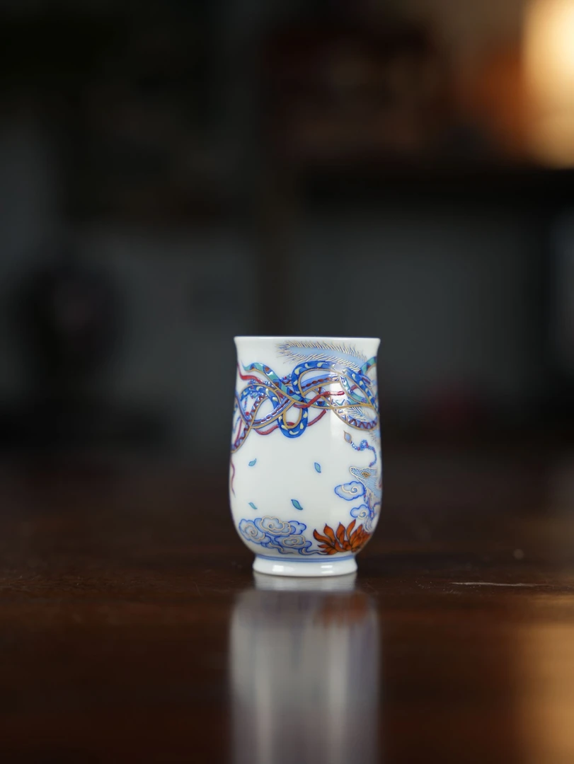 青花斗彩手绘九尾狐错金银兜肚杯陶瓷主人杯