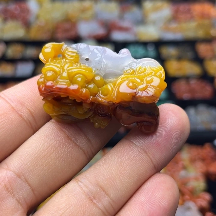 未镶嵌石英质玉（黄龙玉）颈饰