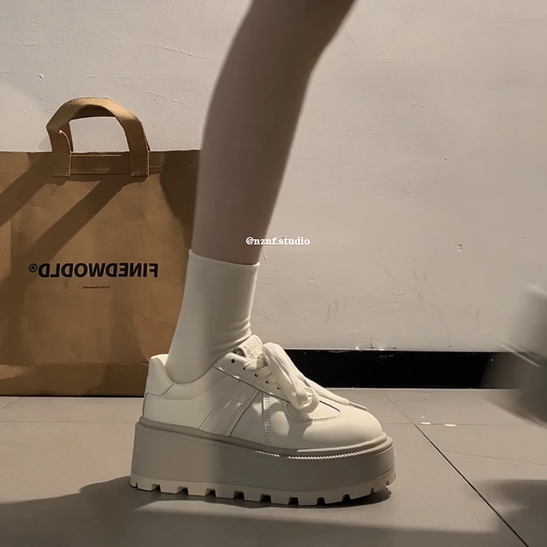 百搭小个子增高圆头厚底小白鞋女款2025新款百搭配裙子休闲板鞋子