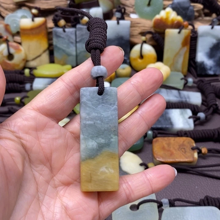 蛇纹石玉未镶嵌颈饰