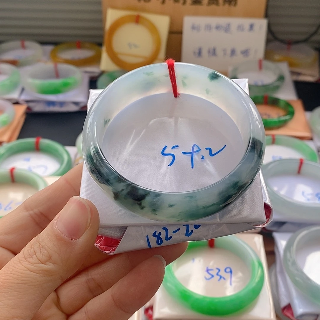 翡翠手镯未镶嵌泉**咚手镯