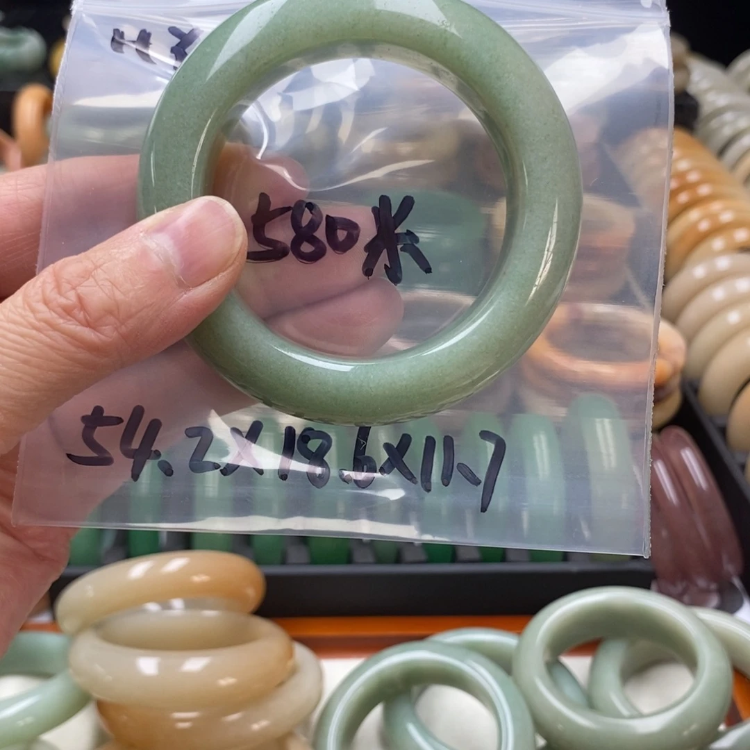 H***M石英质玉未镶嵌手镯