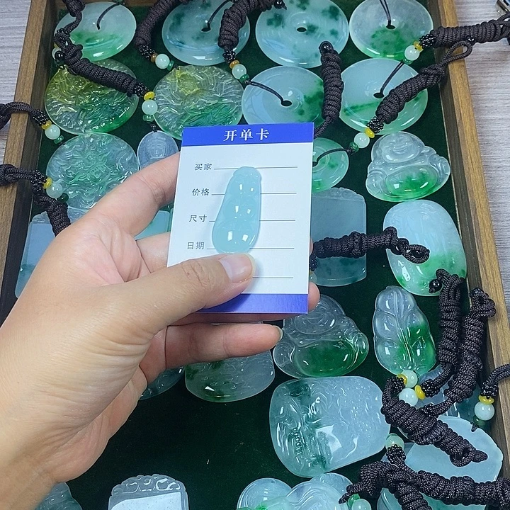 翡翠未镶嵌颈饰豆子