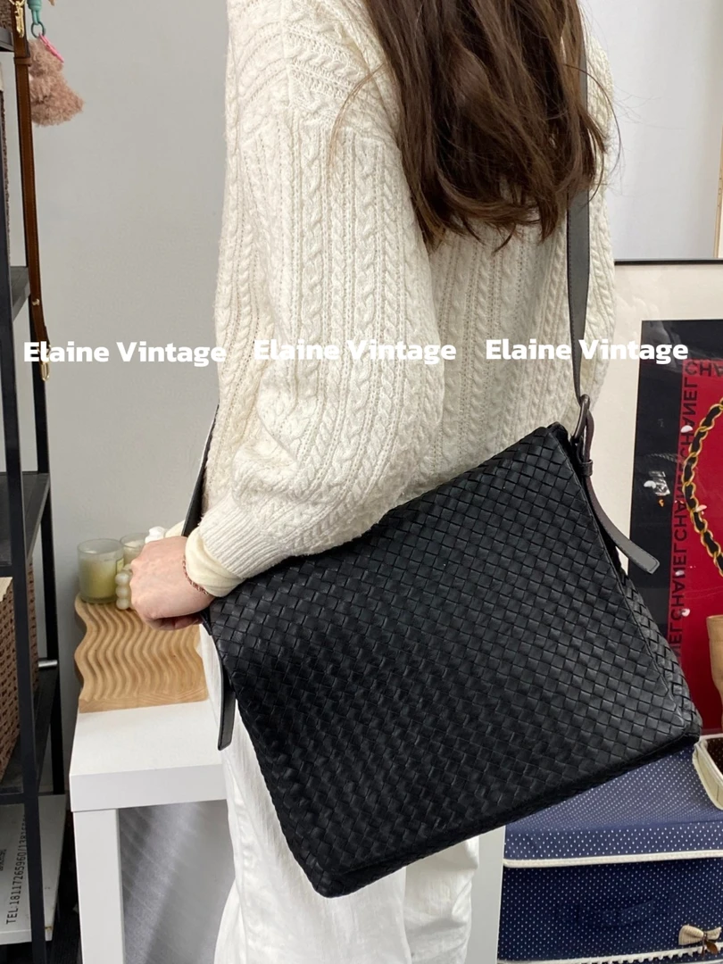 95新 BOTTEGA VENETA/葆蝶家 【芳】男款黑色全编织斜挎包（35cm）