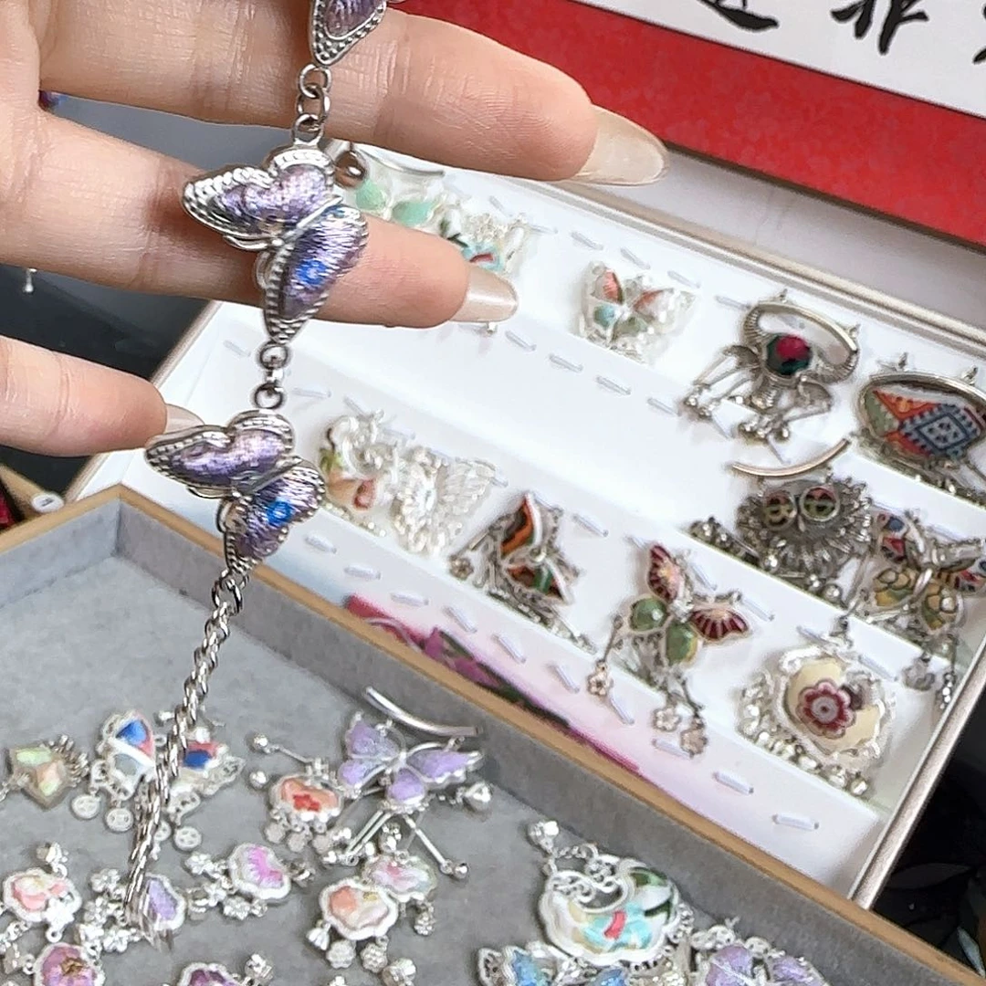 吊坠等产品均采用