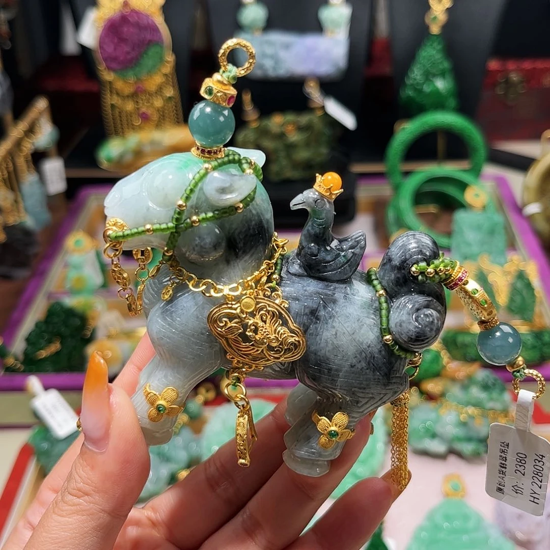 【闪购商品】翡翠吊坠(赠链)未镶嵌战马