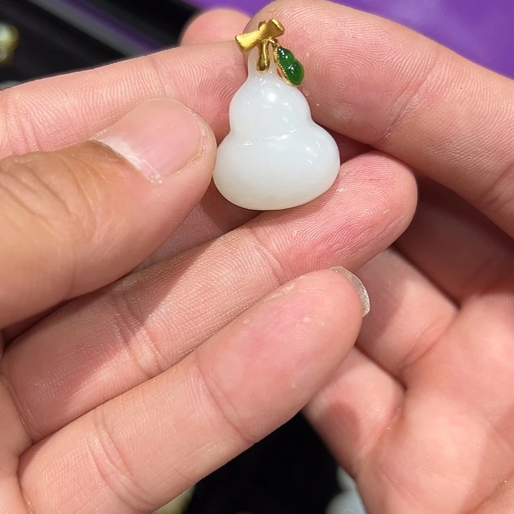 和田玉18K金镶嵌颈饰