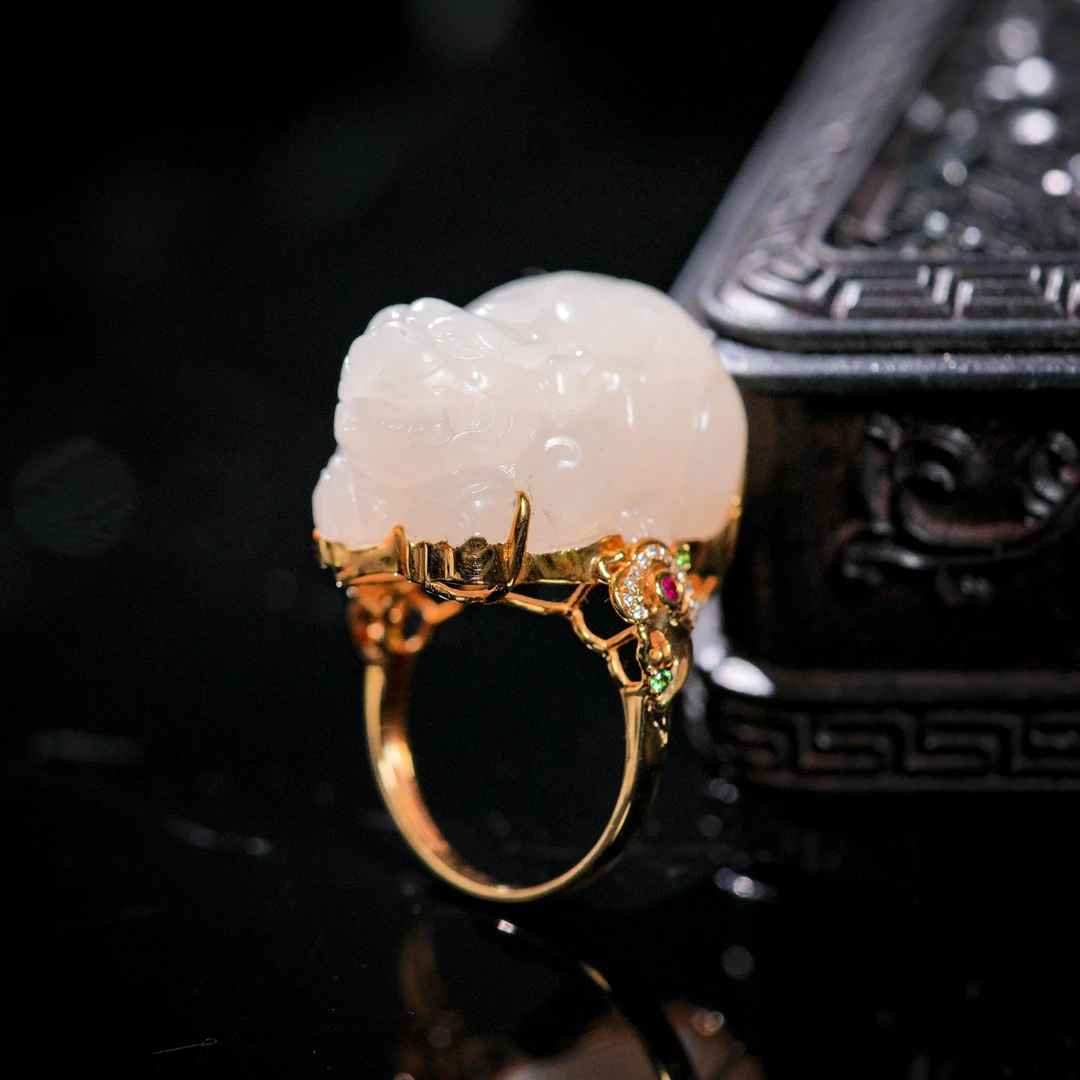 绯色天禄·高定和田玉熟藕老料18K金貔貅戒指AJ0644约24.5*18*15MM
