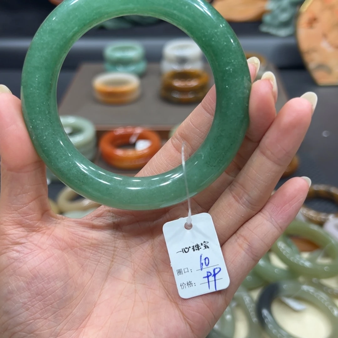 未镶嵌手镯石英质玉