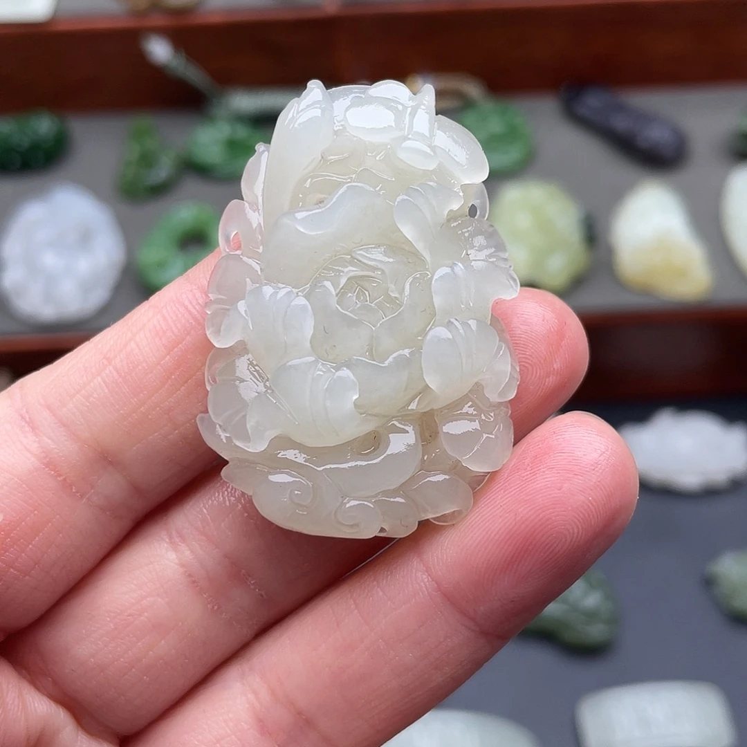 和田玉未镶嵌颈饰牡丹花吊坠