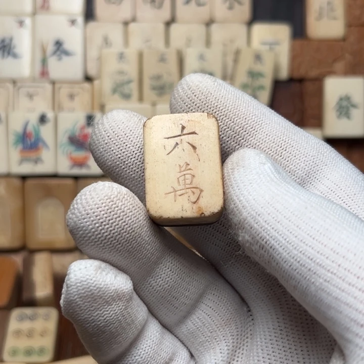 大***斌实心竹雕刻手把件