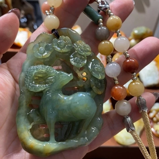 蛇纹石玉未镶嵌颈饰