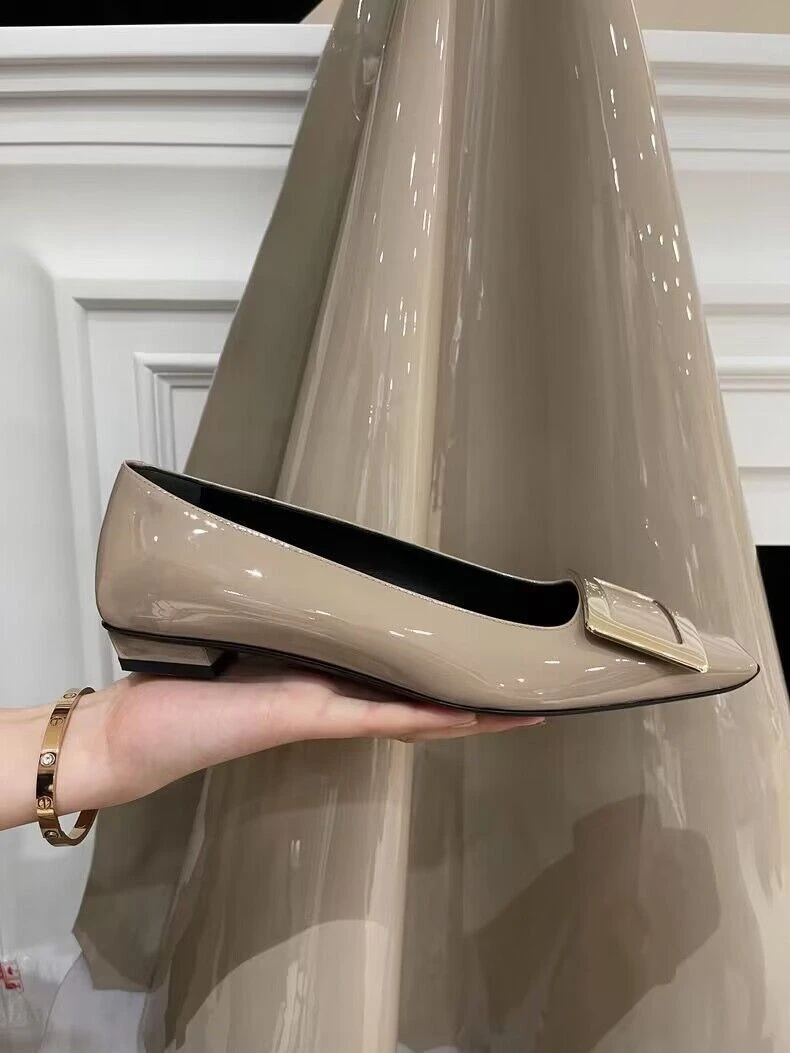 2025年秋新款方扣漆皮单鞋女气质奶茶色方头低跟粗跟漆皮平底鞋