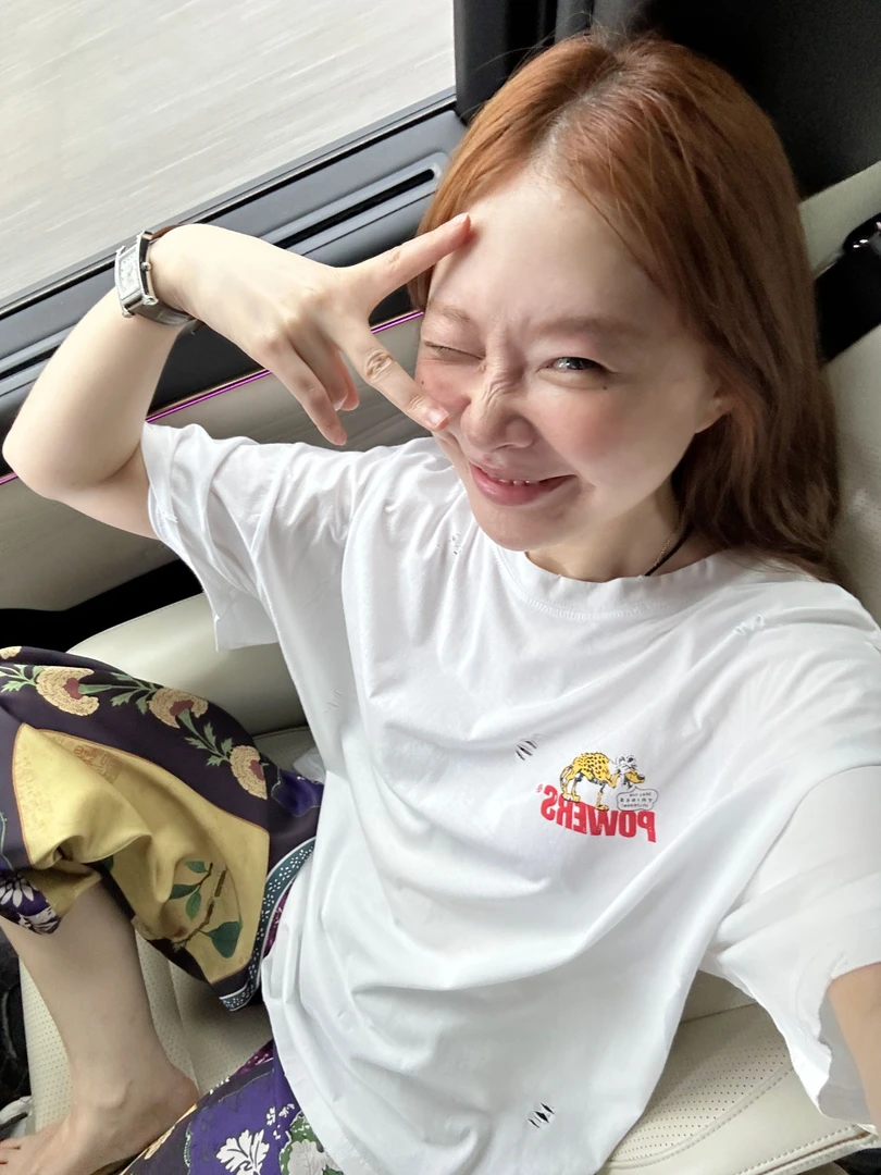 【BORAKOO】白色破洞做旧字母卡通印花T恤