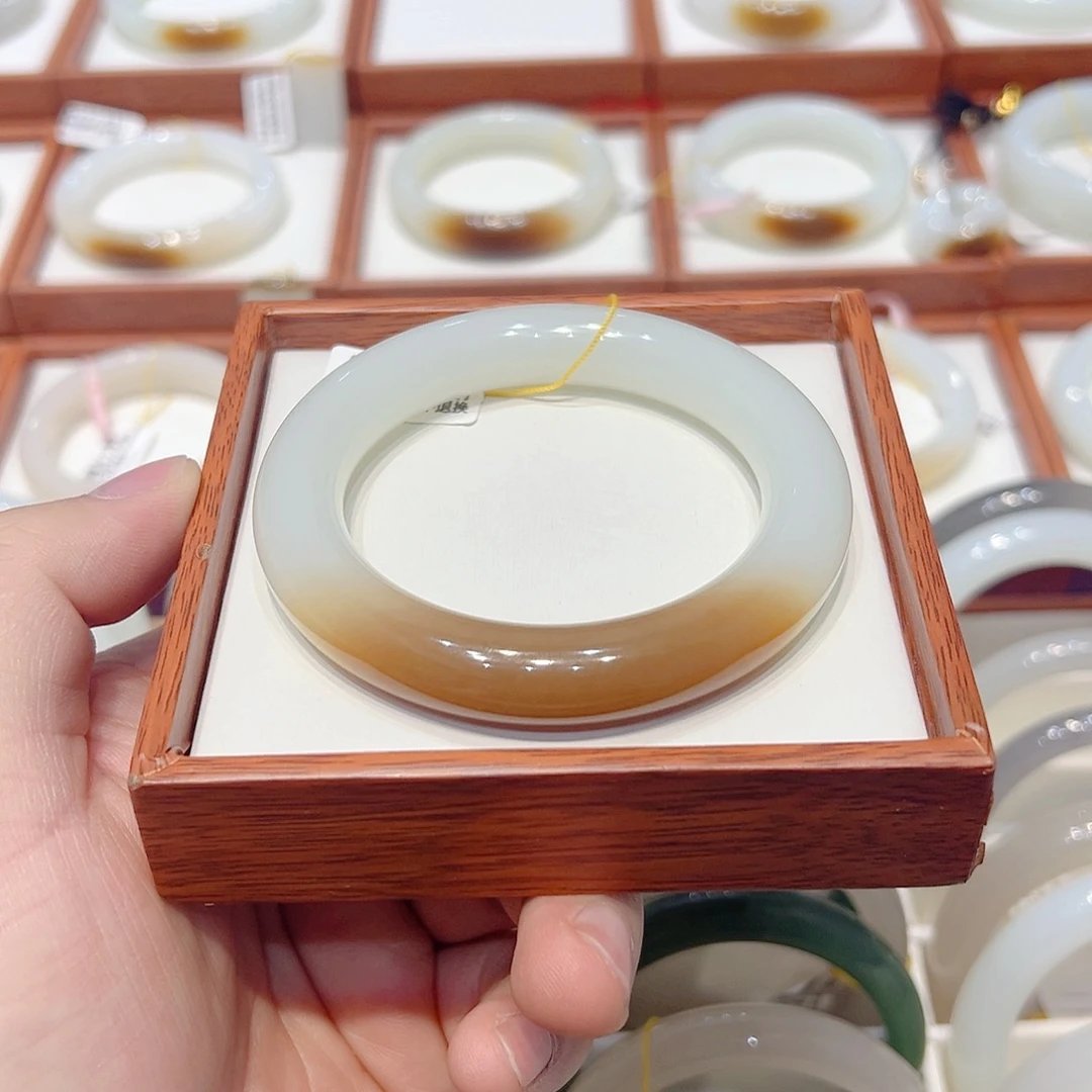 和田玉手镯未镶嵌且末一口糖