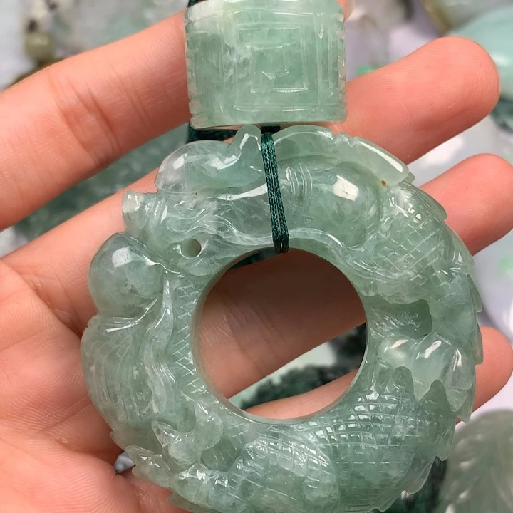 翡翠未镶嵌颈饰郑*