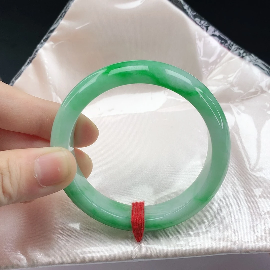 翡翠手镯未镶嵌翡翠093