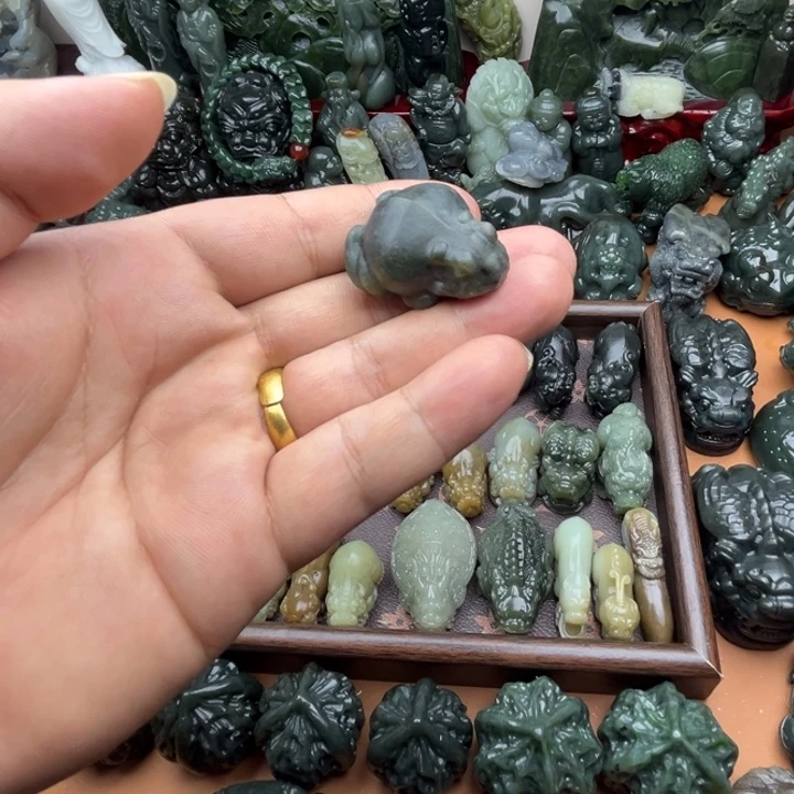 和田玉未镶嵌把件