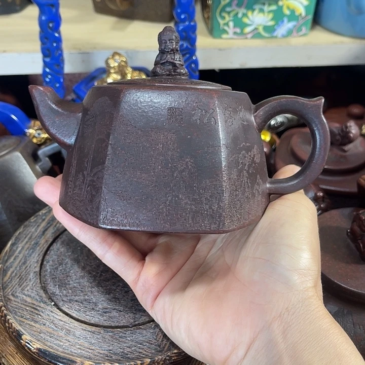 茶壶紫砂原矿泥料手工制作的一把紫砂壶。