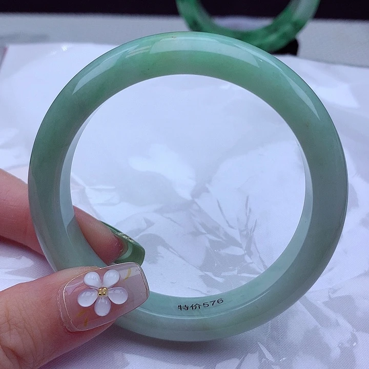 翡翠手镯未镶嵌翡翠