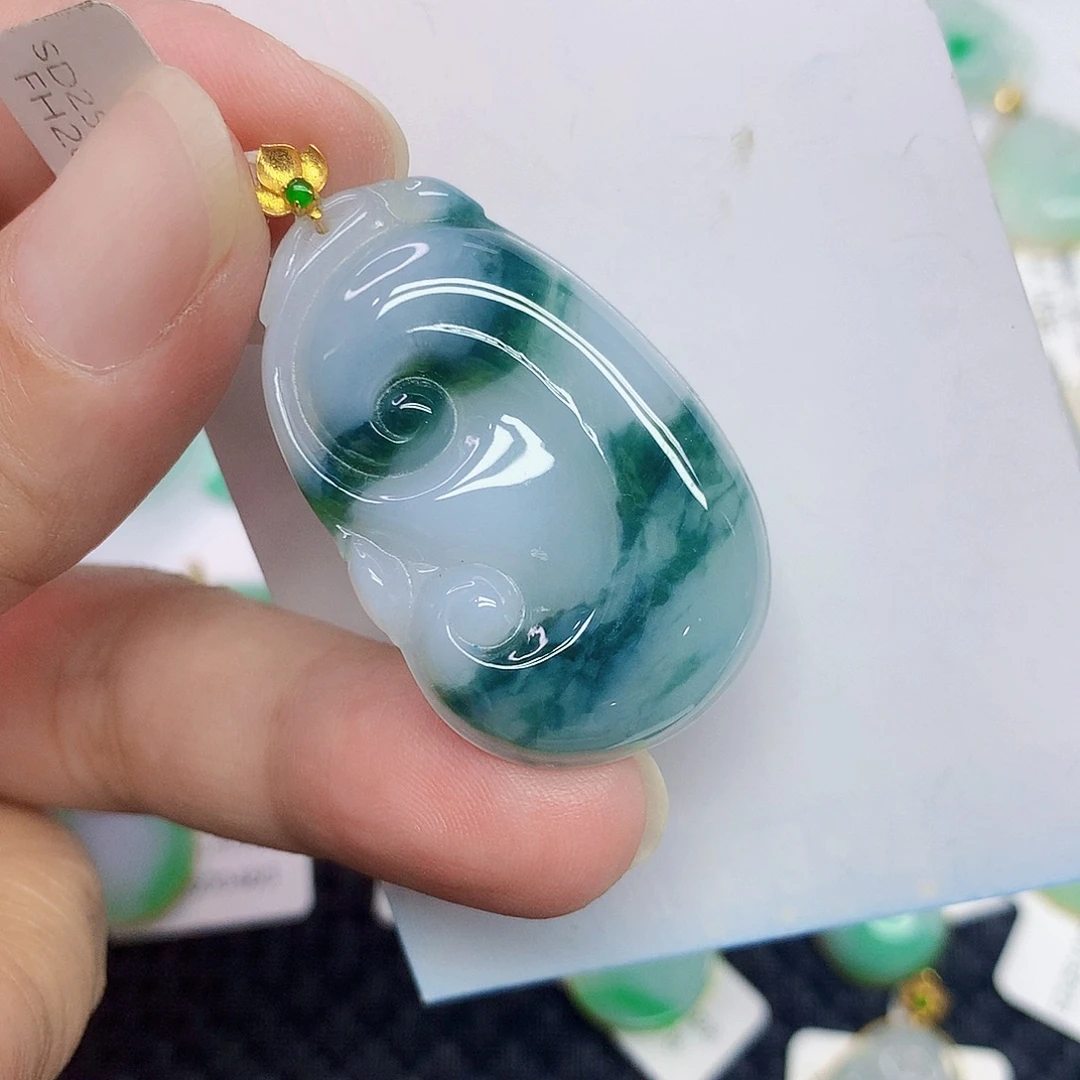 翡翠18K金镶嵌颈饰如意