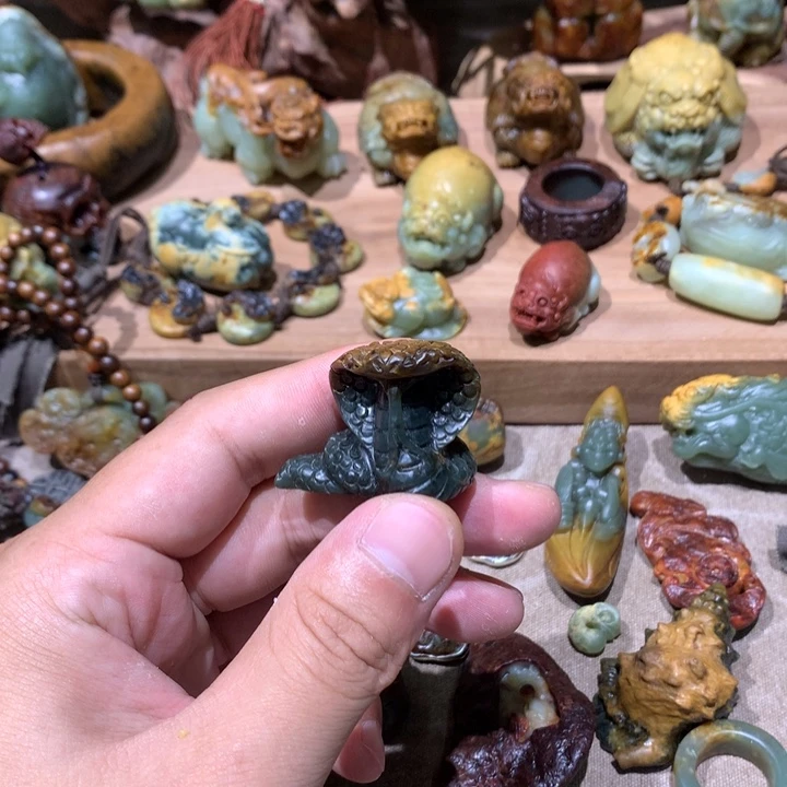 未镶嵌岫岩河磨玉（透闪石质玉）挂件
