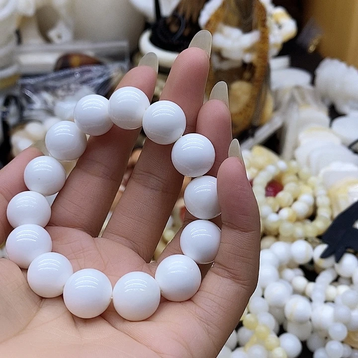 ?**?珠子的颜色是红色
