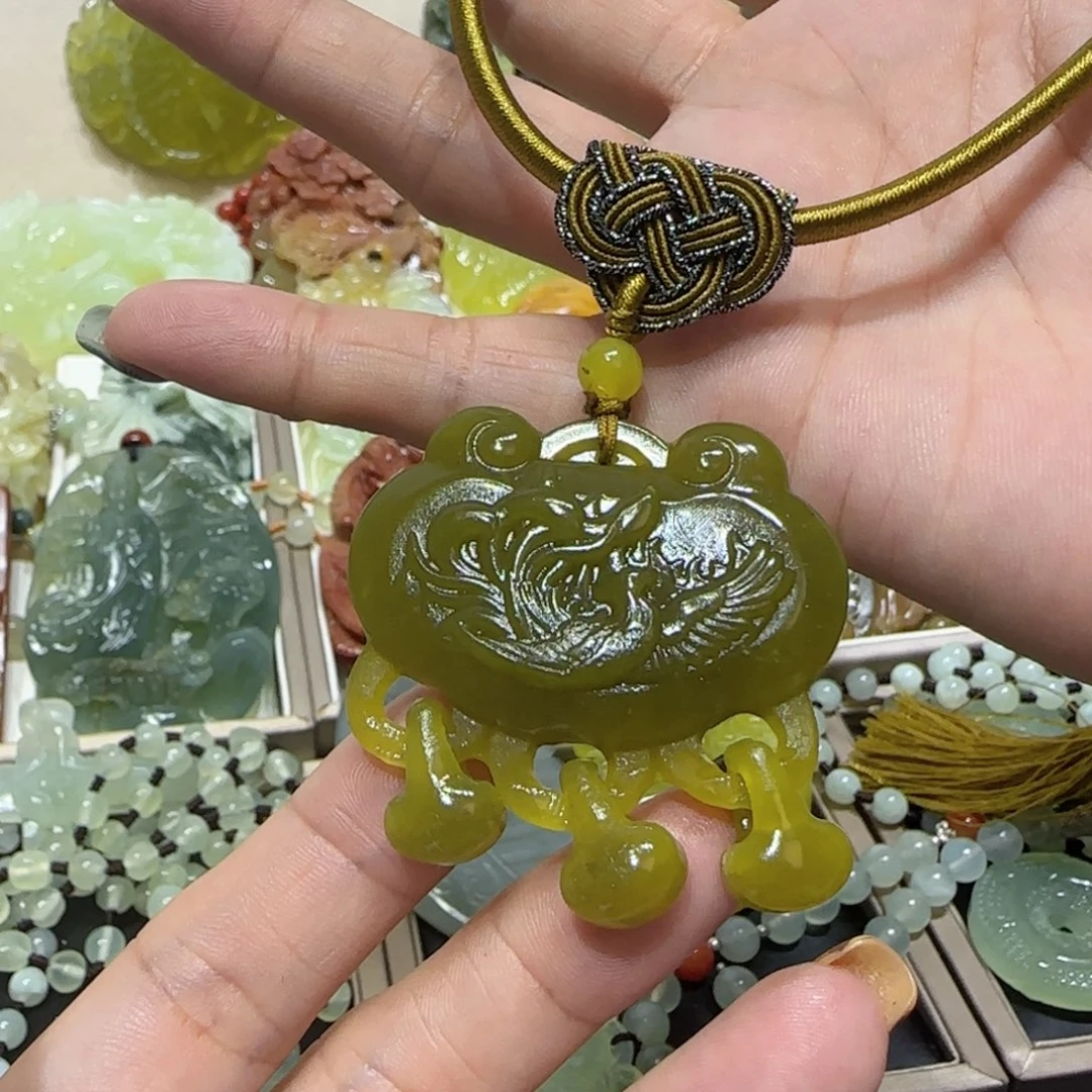 未镶嵌蛇纹石玉吊坠