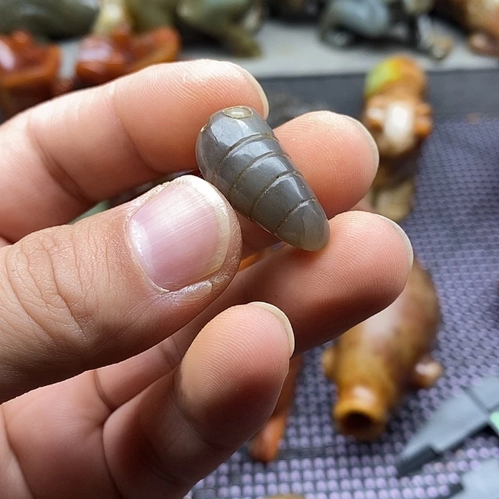 未镶嵌蛇纹石玉颈饰