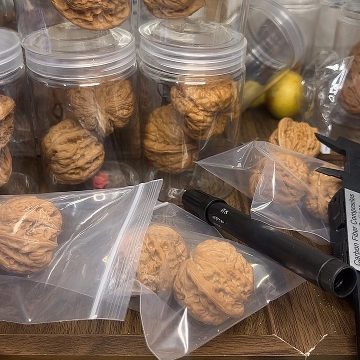 贾***旭桃核吊坠宫灯核桃