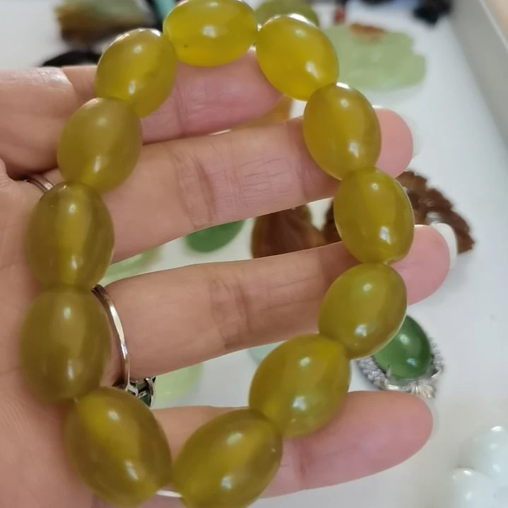 未镶嵌蛇纹石玉吊坠