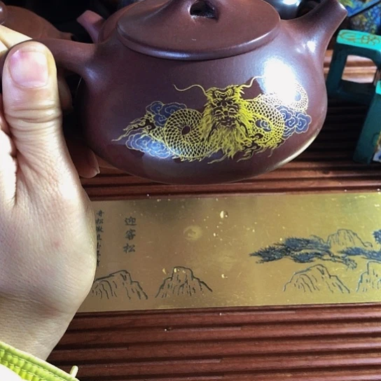 紫砂茶壶原矿泥料手工制作的紫砂壶。