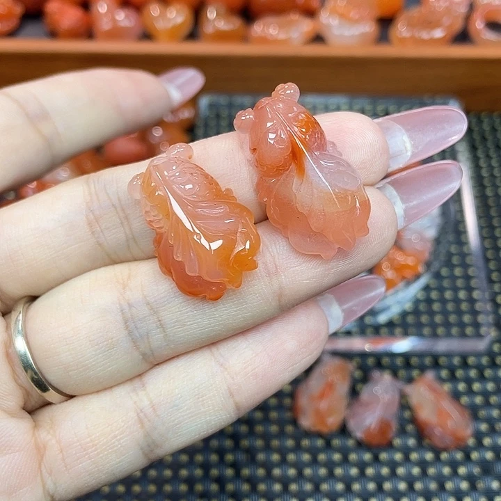 云***地南红玛瑙未镶嵌颈饰金鱼